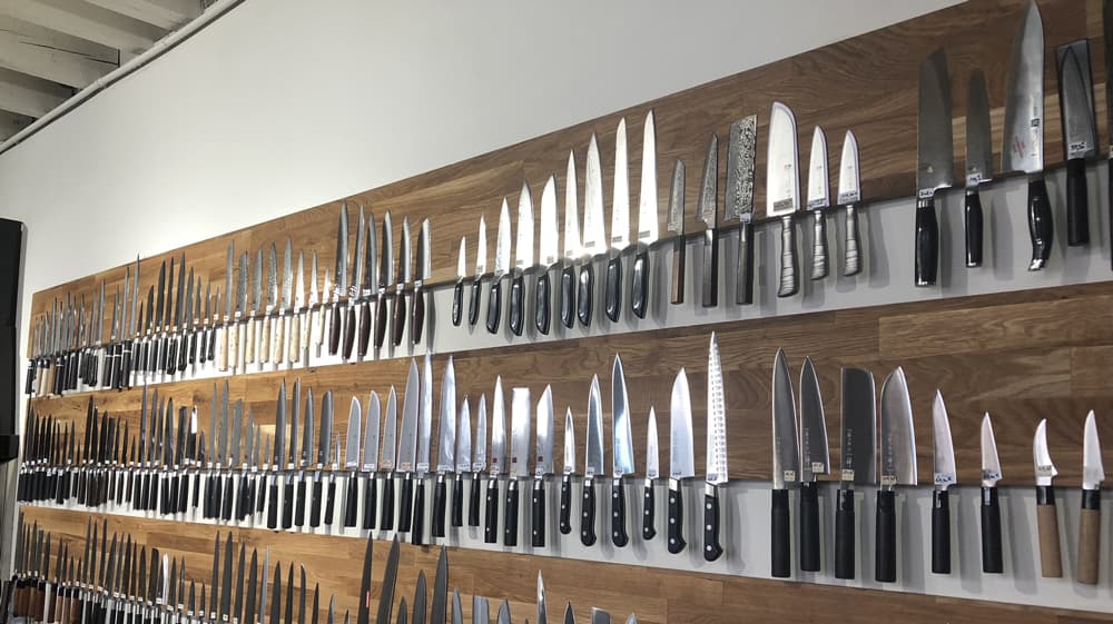 Mur de couteaux de cuisine japonais de la Coutellerie Champenoise